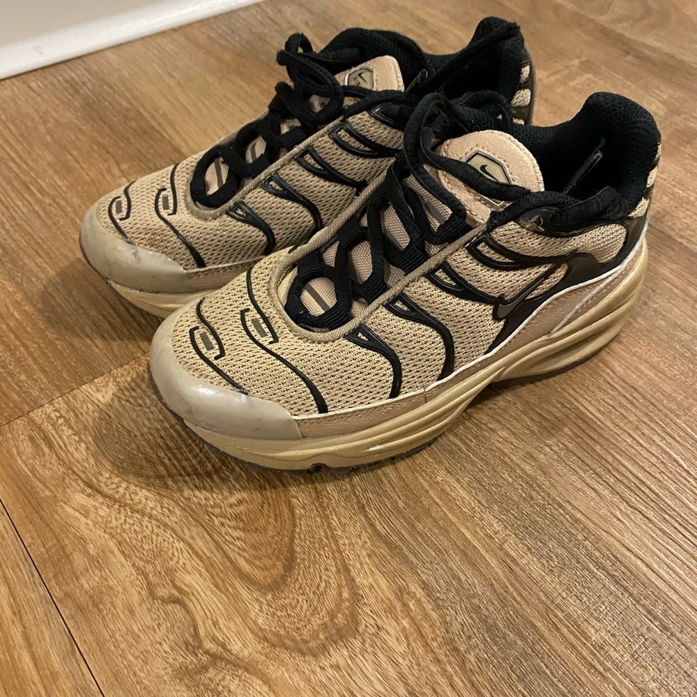 Nikes - Picture 2 of 3